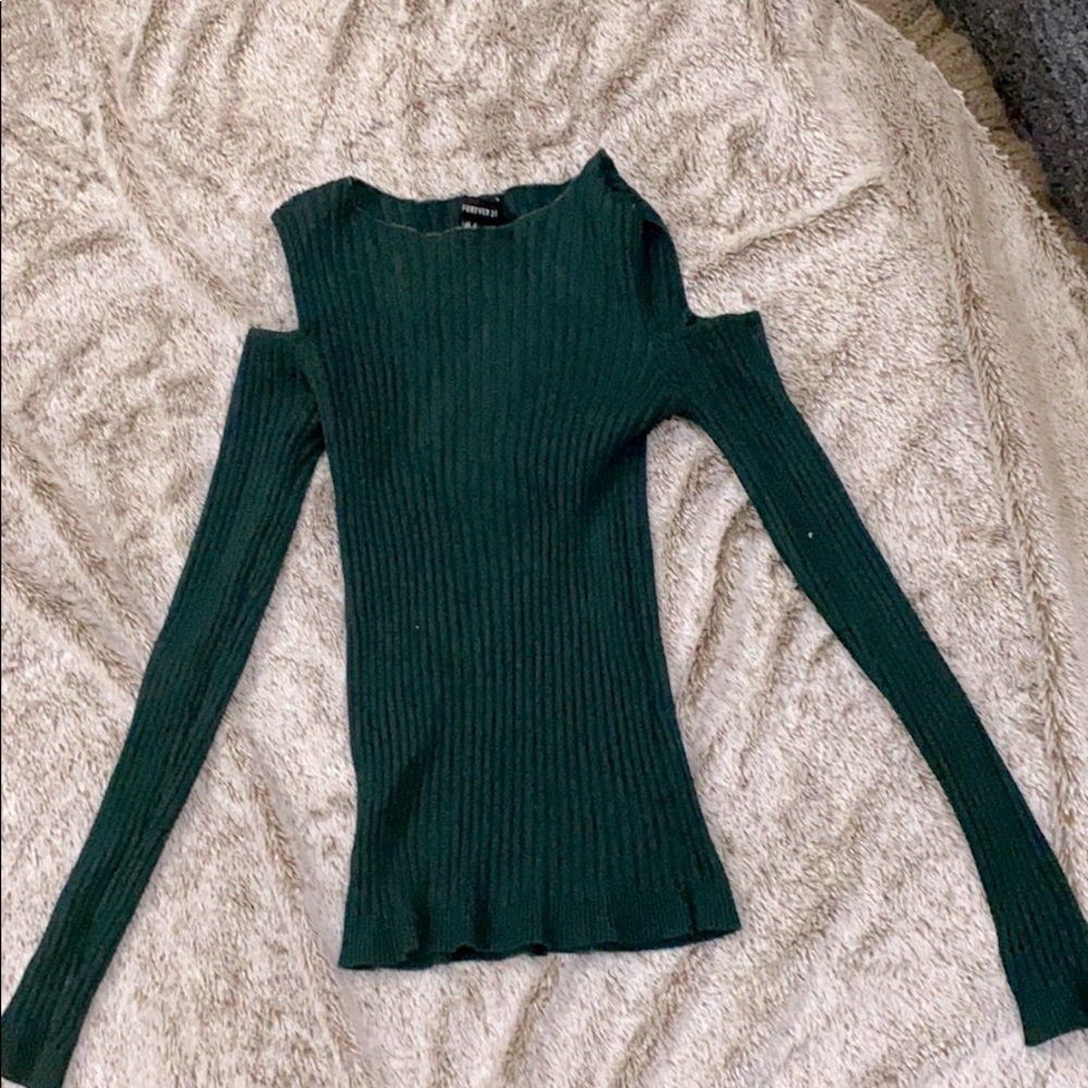 Long sleeve with cut in shoulder